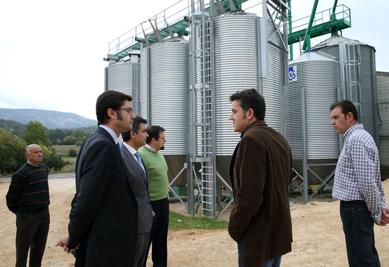 Imagen de autoridades provinciales y regionales visitando nuestra fábrica